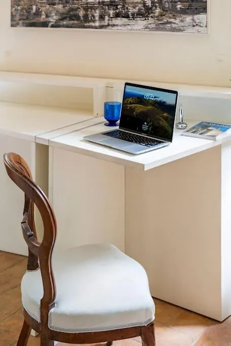 Relax Like Home, Piazza Santa Croce, Florence With Balcony Apartment