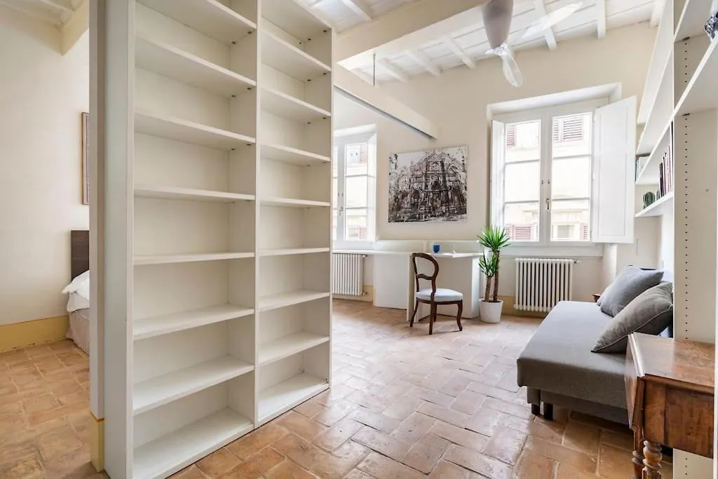 Relax Like Home, Piazza Santa Croce, Florence With Balcony Apartment